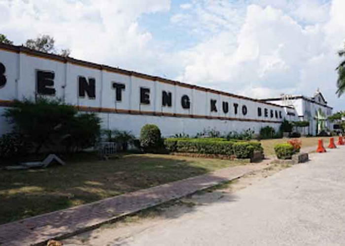 Tersembunyi di Balik Benteng Kuto Besak, Ini Spot Foto Malam Favorit Baru di Ampera