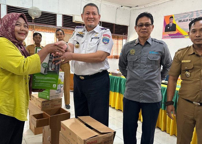 Salurkan Bantuan Peralatan Jamu Tradisional untuk Wira Usaha Baru