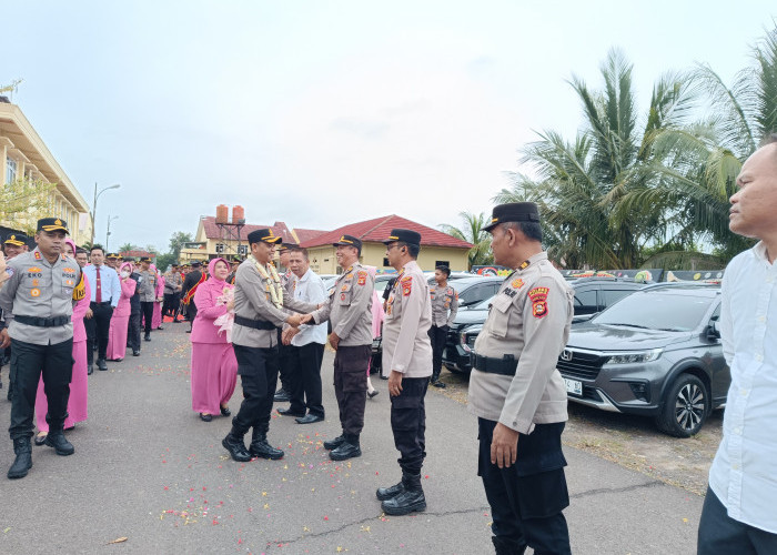 Pisah Sambut Kapolres, yang Baru Disambut Tradisi Pedang Pora, dan yang Lama Dilepas dengan Becak