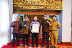 Puncak HPN, PWI Sumsel Beri Award Kepada Pj Sandi Fahlepi sebagai Sahabat PWI