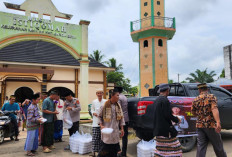 Tren Jumat Berkah, Bergilir dari Masjid ke Masjid, Polsek Sanga Desa Bagikan 100 Nasi Kotak 