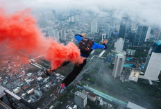 Frederic Fugen Ciptakan Sejarah di Jakarta dengan Base Jump dari Autograph Tower