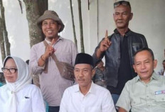 Acungkan Satu Jari Pada Saat Berfoto Bersama, Oknum Sekretaris PPS MAtaram Jaya OKI Dinilai Tidak Netral 