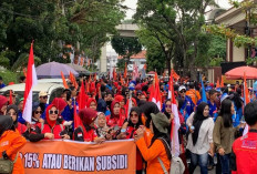 Isak Tangis Buruh Warnai Demo Tuntut Revisi UMSP 2025 di Kantor Gubernur Sumsel  