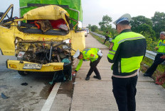 Diduga Lalai, Truk Colt Diesel Hantam Fuso di Tol Terpeka, Satu Tewas