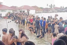 Debit Sungai Ogan Naik, Warga Pedamaran Nikmati Wisata Air Dadakan