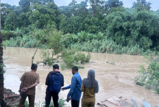  Diguyur Hujan Deras, Rumah Warga Karang Raja Ambruk ke Sungai Enim