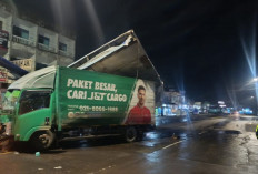 Truk J&T Cargo Tabrak Tiang Reklame di Lubuk Linggau, Tiang Roboh Menimpa Kendaraan