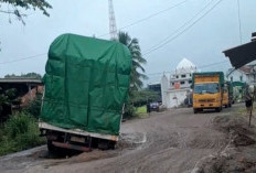  Truk Fuso Tersangkut di Jalinteng Beruge, Kemacetan Panjang Tak Terelakkan