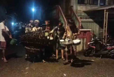Keren, Aksi Pengamen Angklung asal Sukabumi di Sanga Desa 