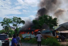 Bus AKDP Terbakar di Dekat RSUD Bari Palembang, Diduga Akibat Korsleting Listrik