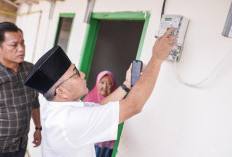 Nenek Suhartini Kaget, Pagi-pagi Rumahnya Dipasang Listrik oleh Pj Bupati Apriyadi