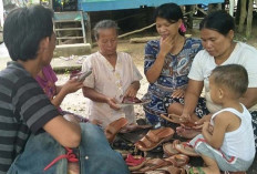 Tempuh Puluhan Kilometer, Jajakan Sandal Keluar Masuk Desa 