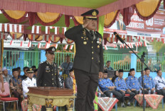 Kapolsek Sanga Desa Pimpin Parade Senja Penurunan Bendera HUT RI ke-80