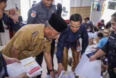 PJ Bupati Apriyadi Cek Langsung Penyortiran dan Pelipatan Surat Suara Pemilu 2024