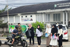 Wujud Nyata Kepedulian: Kekompakan Tim Disnakertrans Muba dan DWP Berbagi Takjil di Bulan Suci