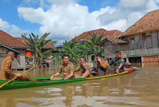 Kunjungi Korban Banjir di Muara Kuang
