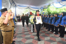 Penuh Haru, Sekda Edward Candra Lepas Jenazah Dr. Ekowati Retnaningsih Menuju Peristirahatan Terakhir