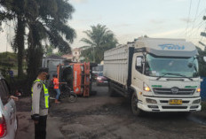 Truk Batubara Terguling di Jalinsum Lahat, Arus Lalu Lintas Sempat Tersendat