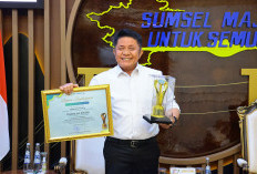 Gubernur Herman Deru Raih Penghargaan Bergengsi Kepala Daerah Peduli Pesantren di Pesantren Award 2025