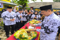 Tiup Lilin dan Potong Tumpeng Warnai HUT PGRI ke-79 di Kecamatan Sanga Desa