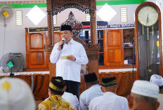 H Sandi Fahlepi Shalat Jumat Bareng Warga Desa Sukarami 