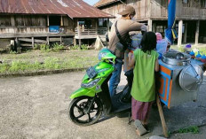 Jajanan Pentol Keliling Menjadi Primadona Warga Sanga Desa 