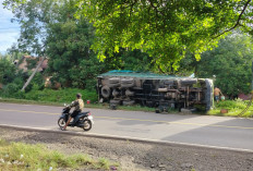 Truk Fuso Terguling di Jalintim Babat Supat, Tiang Listrik Nyaris Roboh