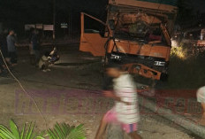 Ngindari Tabrakan, Fuso Hantam Tiang Listrik