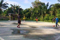 Isi Sore Hari dengan Berolahraga Futsal, Manfaatkan Lapangan Futsal Milik Kelurahan Ngulak 1 Sanga Desa 