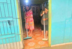 Alhamdulillah! Banjir Surut, Warga Mulai Lakukan Pembersihan Rumah 
