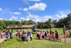 Puluhan Warga Desa Ngulak II Terpukau Menyaksikan Helikopter Mendarat