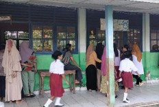 Hari Pertama Masuk Sekolah, Wali Murid Datang Pagi, Rebut Bangku Paling Depan 