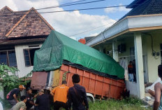 Truk Bermuatan Beras Tabrak Masjid Al-Ikhlas di Ogan Ilir, Sopir Terjepit Usai Salat Jumat
