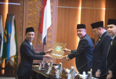 Wagub Cik Ujang Simak Laporan Pembahasan Pansus DPRD Terhadap LKPJ Gubernur TA 2024 