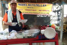 Keliling Kampung Tawarkan Jajanan Model Ikan 