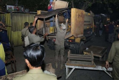 Dianggap Ganggu Kenyamanan, Pol PP Angkut Paksa Puluhan Gerobak PKL di Jalan POM IX Palembang 