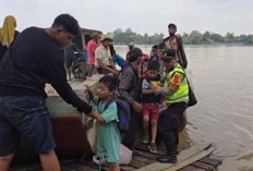 Polsek Lalan dan Personel Polairud Polres Muba, Terus Bantu Seberangkan Anak Sekolah 