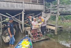 Antisipasi Banjir, Polsek Bayung Lencir Cek Debit Air dan Salurkan Sembako di Desa Mekar Jaya