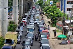 Bus Epa Star Melintang di Jalan Kolonel Barlian