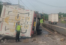 Diduga Kelelahan, Sopir Truk Tabrak Median Jalan di Jalintim Palembang-Betung