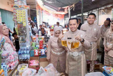 Datang ke Pasar Indralaya, PJ Gubernur Sumsel Agus Fatoni Bagikan Sembako 