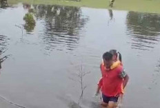 Meski Banjir, Siswa di Rantau Bayur Banyuasin Tetap Semangat Belajar