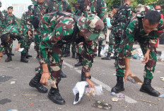 Demonstrasi Mahasiswa di Palembang Berakhir Damai, Puluhan Anggota TNI Sigap Bersihkan Sisa Sampah