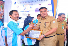 Sekda Palembang Serahkan Hadiah Pemenang Lomba ke Petugas PUPR dan Komunitas