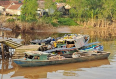Jalur Sungai Alternatif Utama Pengiriman Barang di Sungai Lilin Saat Musim Hujan