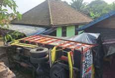 Truk Cabai Nyaris Hantam Rumah Warga Sukamaju, Jalan Berlubang Kembali Jadi Biang Kerok Kecelakaan 