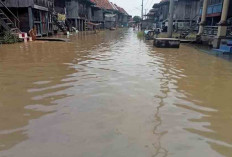 Terendam Banjir Setinggi 1 Meter, Warga Desa Rako Beraktifitas Menggunakan Perahu
