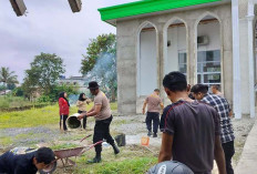 Sambut HUT Bhayangkara ke-78, Personel Polres Muba Lakukan Pembersihan Masjid dan Tempat Ibadah 