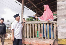 14 Tahun Tanpa Listrik, Pj Bupati Apriyadi Pasang Listrik PLN di Rumah Nenek Suhartini